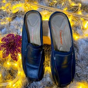 Bare Traps.           Casual slippers-